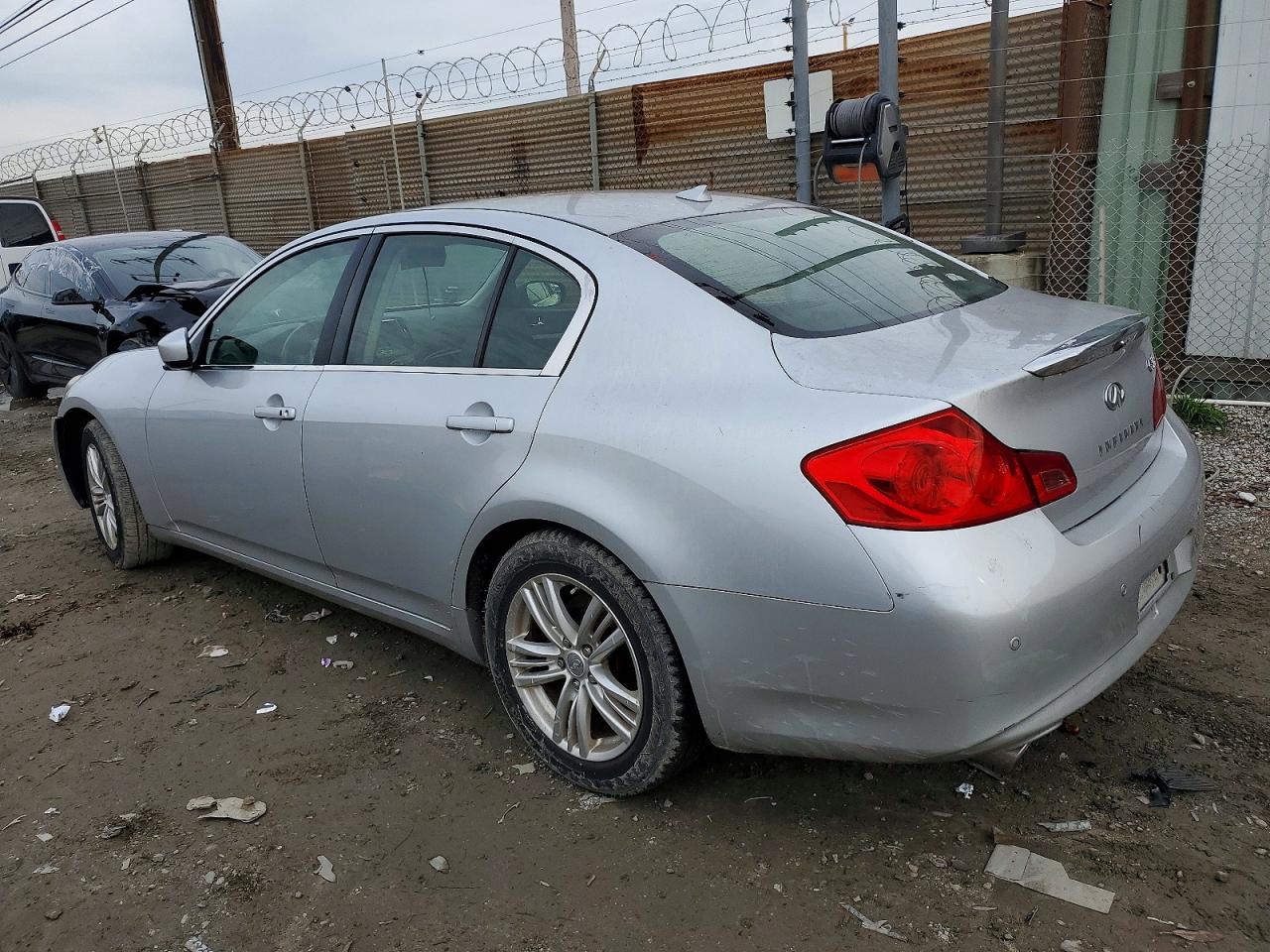 2012 INFINITI G37 photo 2