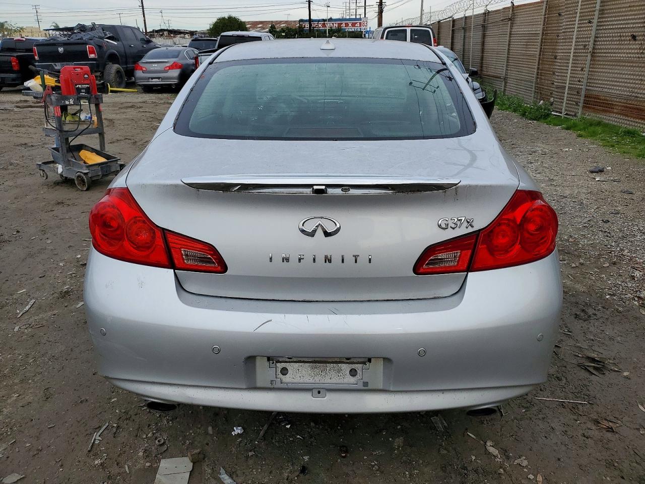 2012 INFINITI G37 photo 6