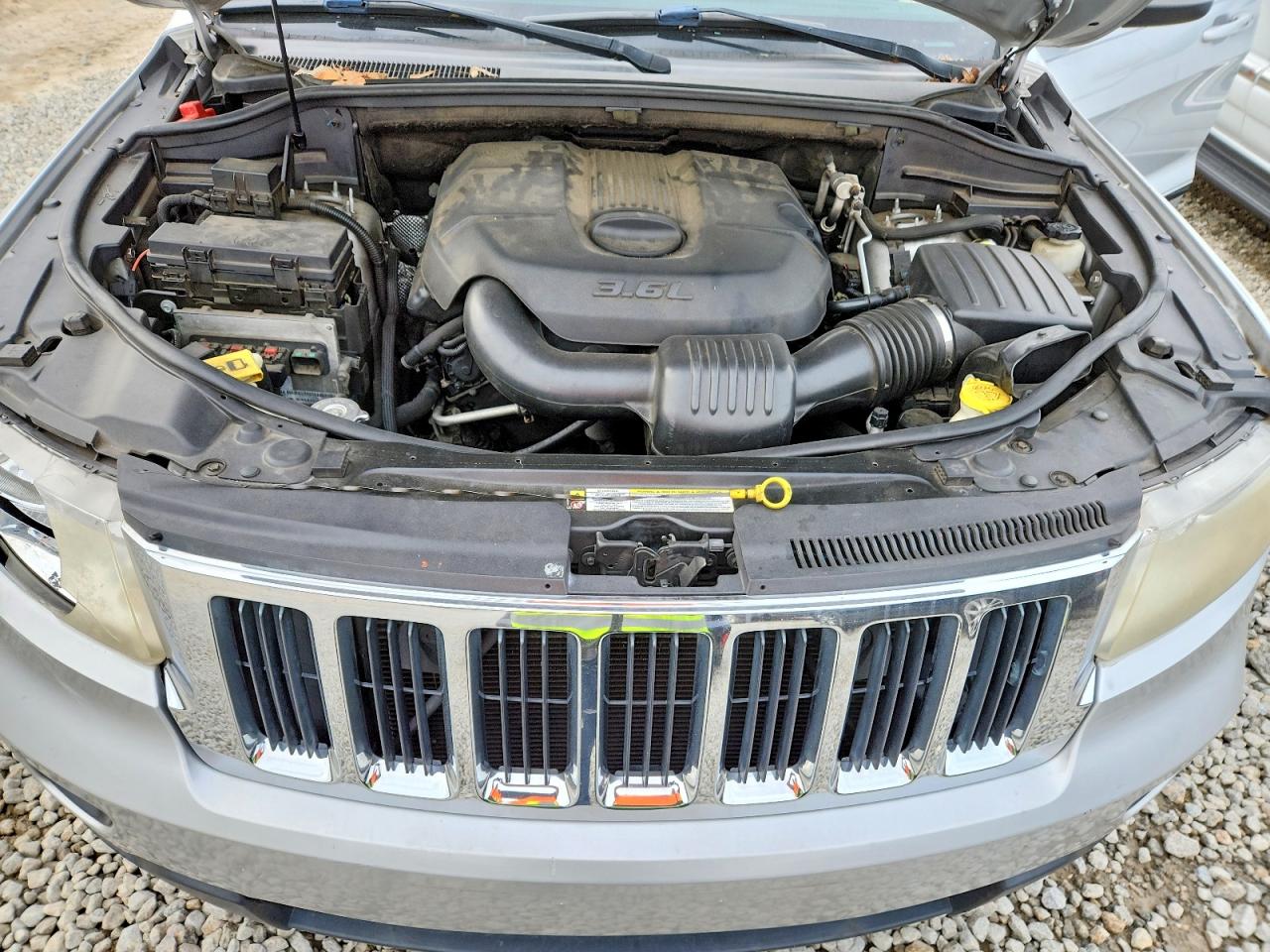 2011 JEEP GRAND CHEROKEE LAREDO photo 12