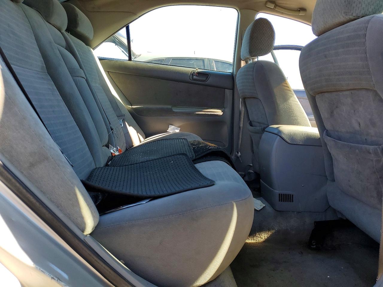 2004 TOYOTA CAMRY LE photo 10
