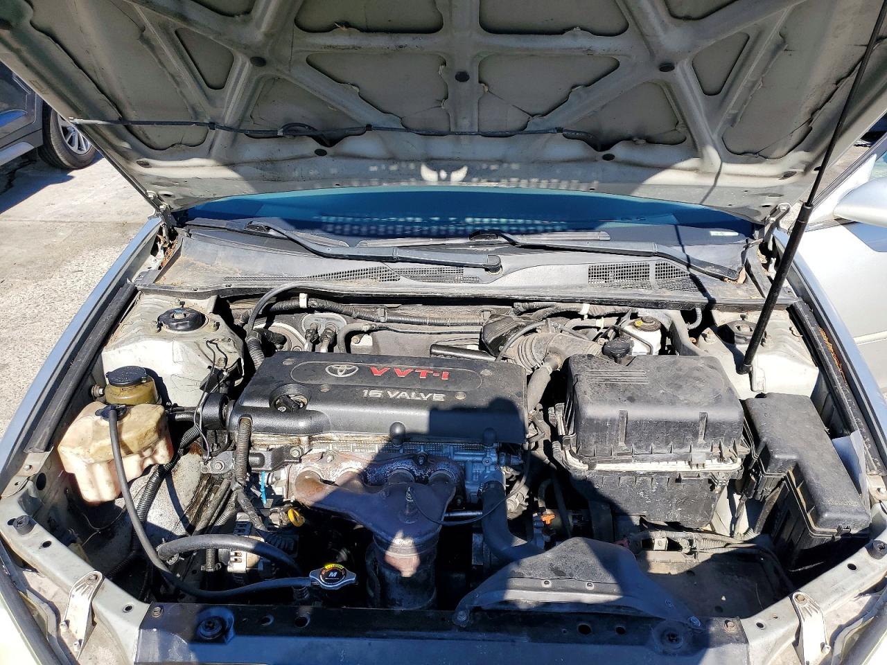 2004 TOYOTA CAMRY LE photo 11