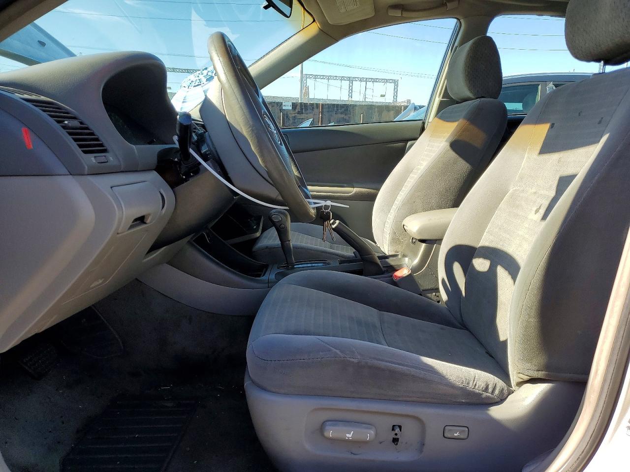 2004 TOYOTA CAMRY LE photo 7