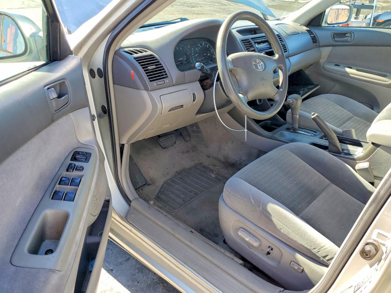 2004 TOYOTA CAMRY LE photo 8