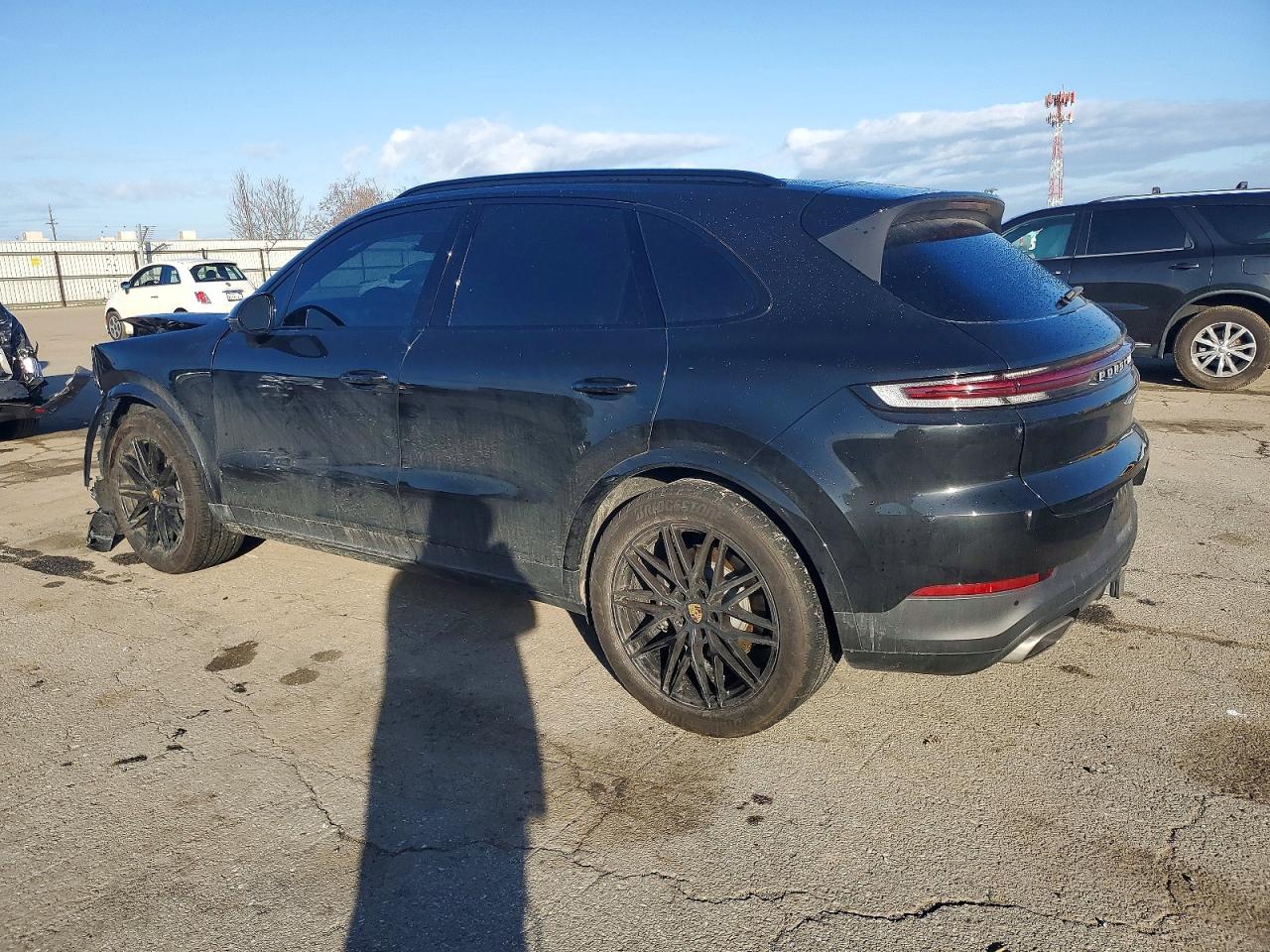 2024 PORSCHE CAYENNE photo 2