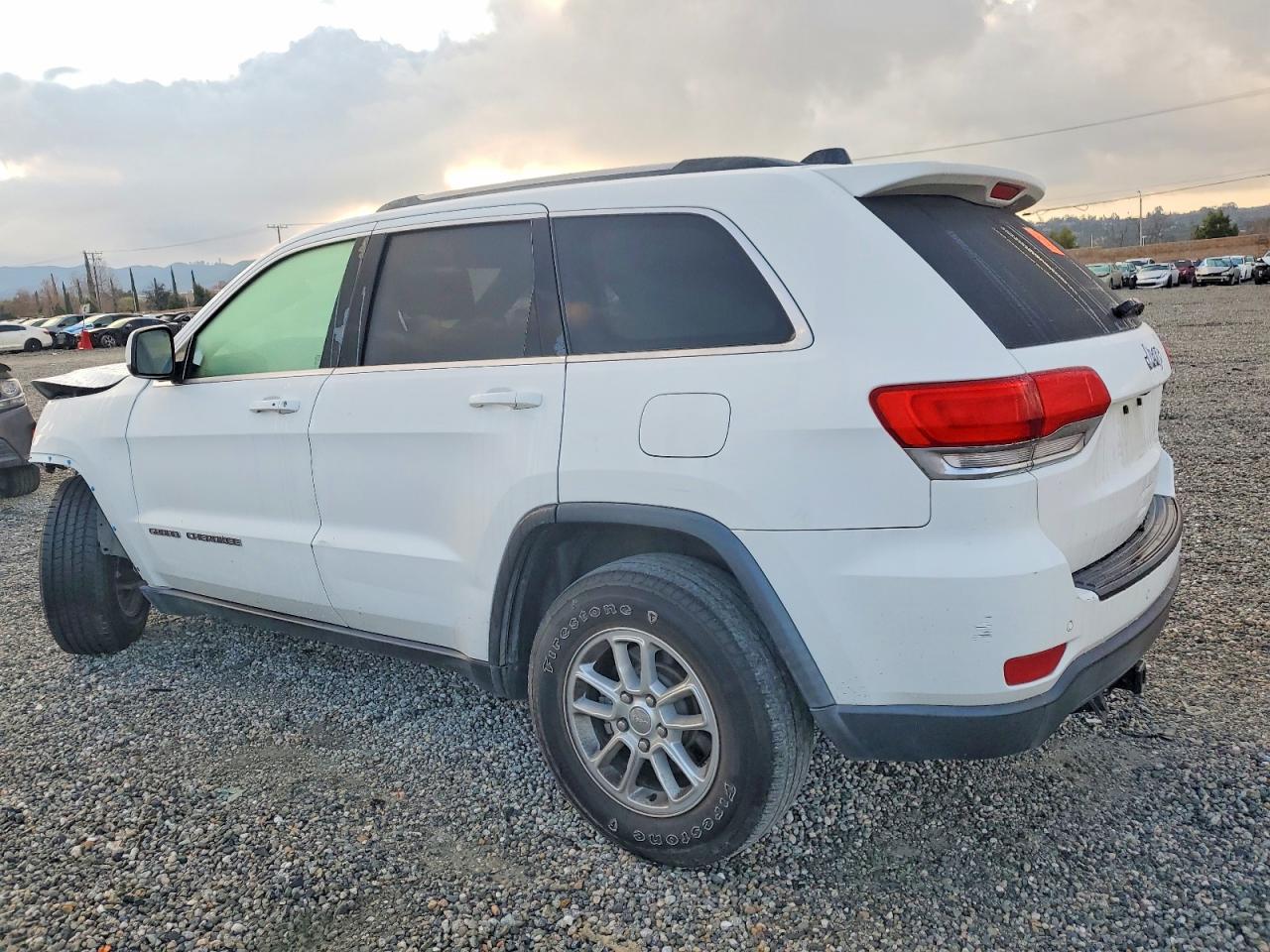 2019 JEEP GRAND CHEROKEE LAREDO photo 3