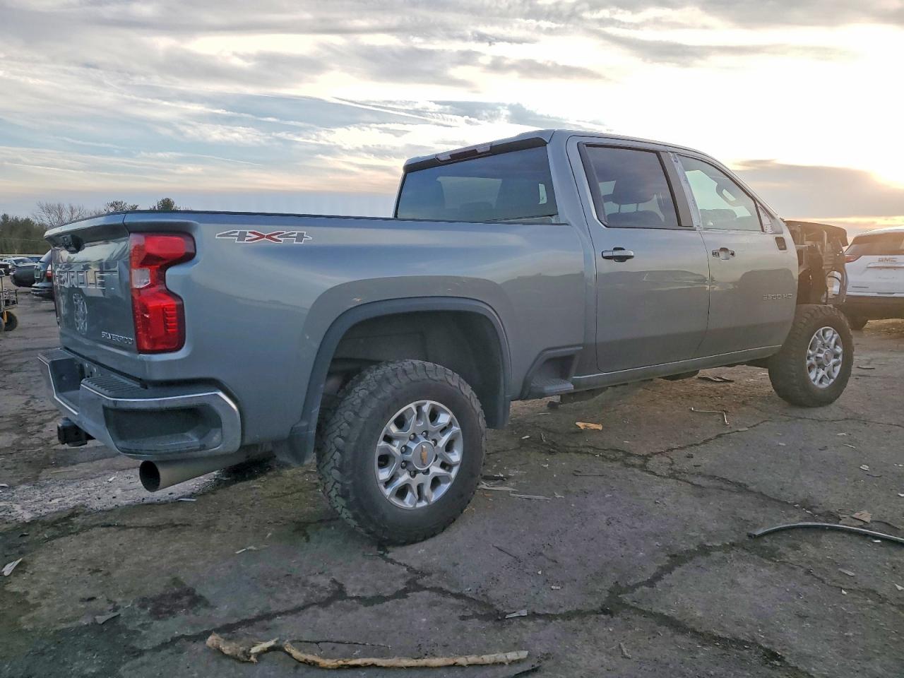 2024 CHEVROLET SILVERADO K3500 LT photo 3