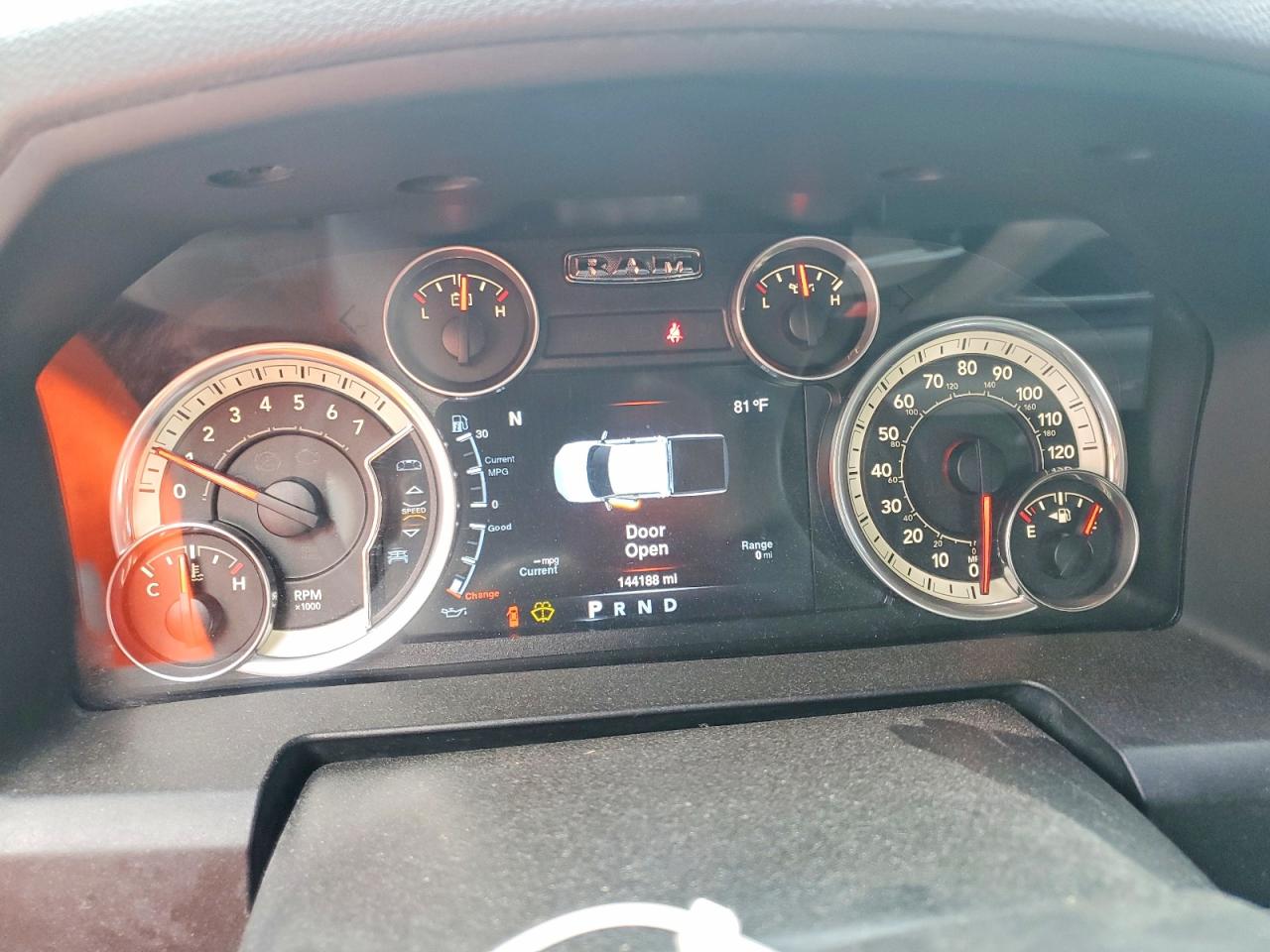 2016 RAM 1500 SLT photo 9