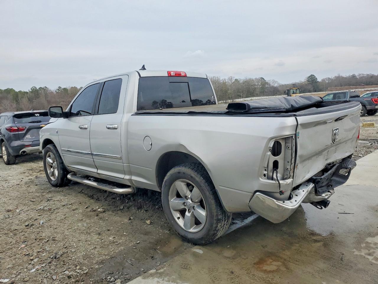 2016 RAM 1500 SLT photo 2