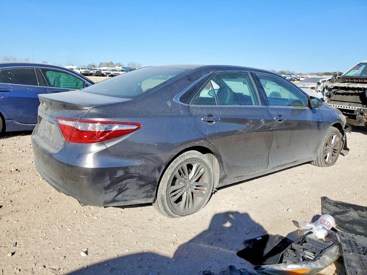 2016 TOYOTA CAMRY LE photo 3