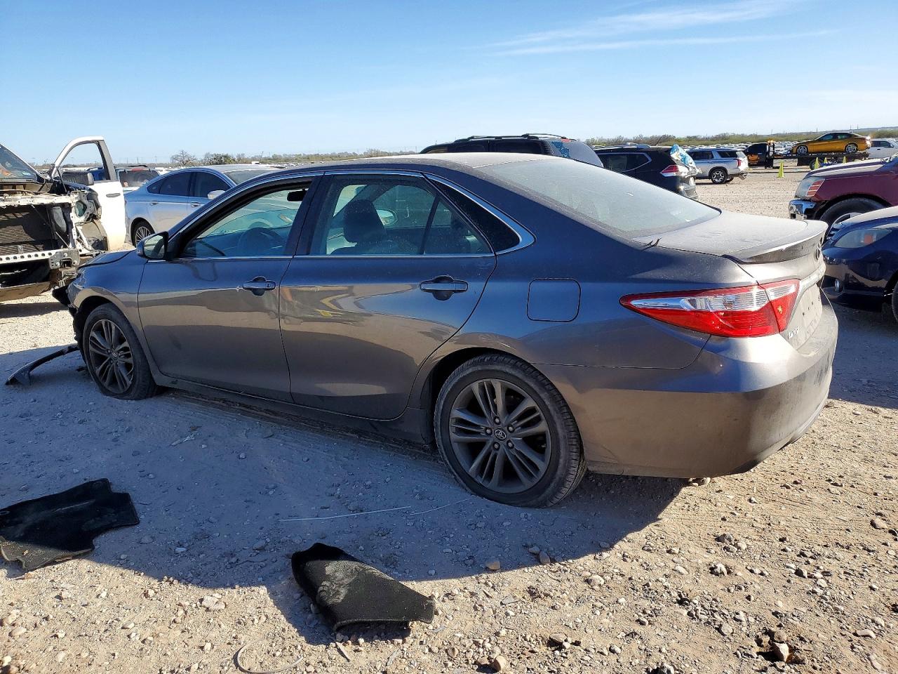 2016 TOYOTA CAMRY LE photo 2