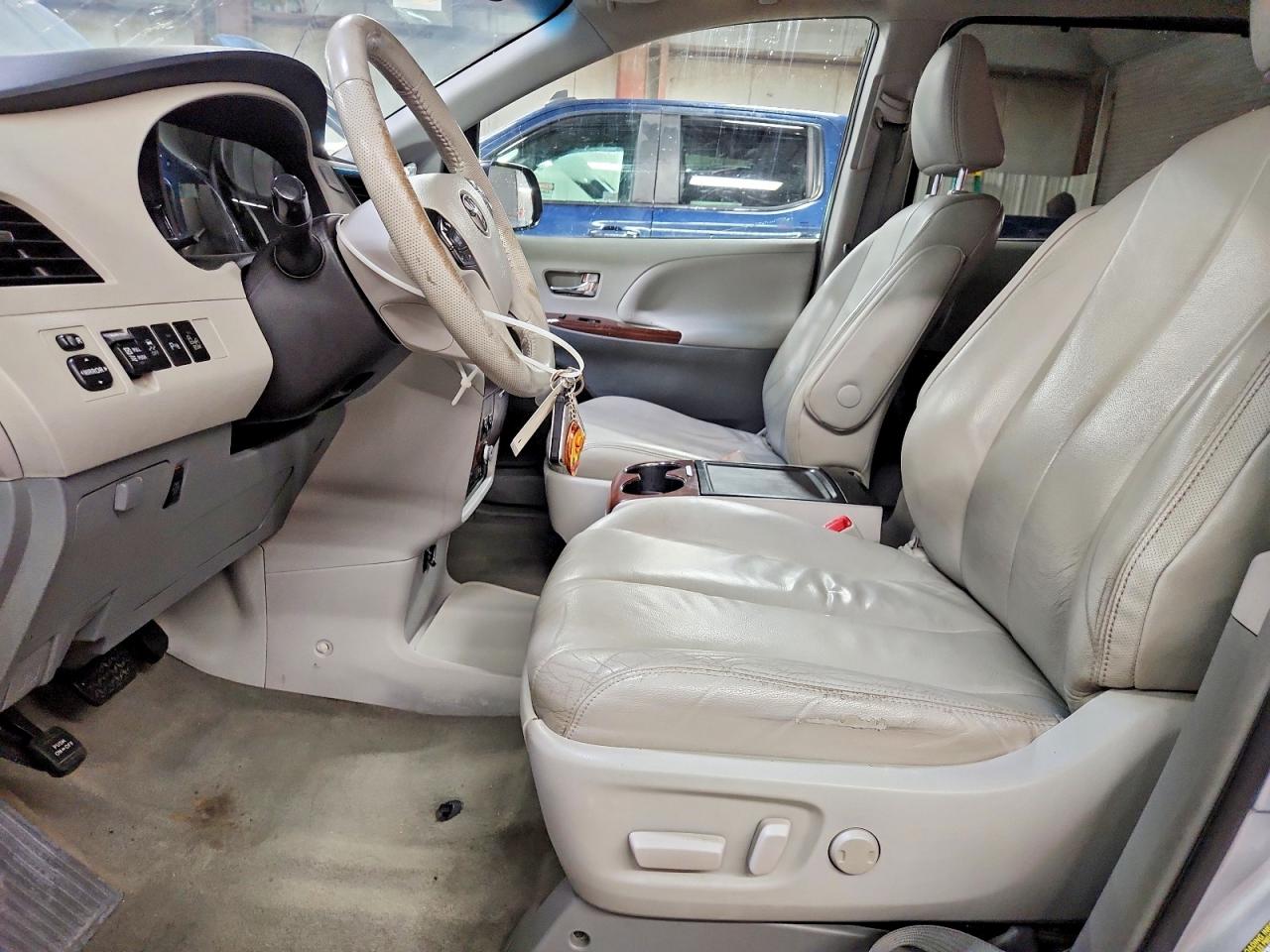 2014 TOYOTA SIENNA XLE photo 7