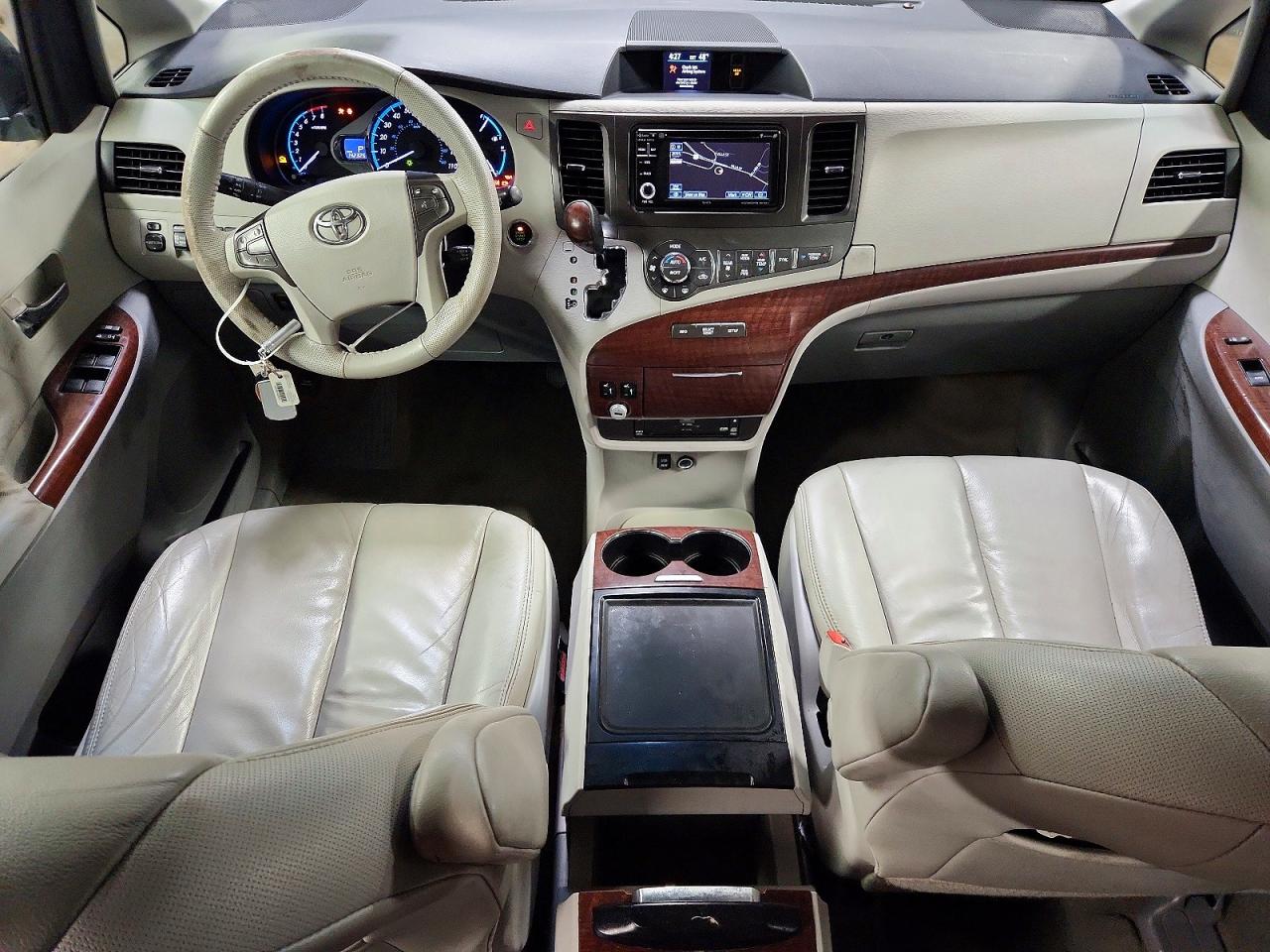2014 TOYOTA SIENNA XLE photo 8