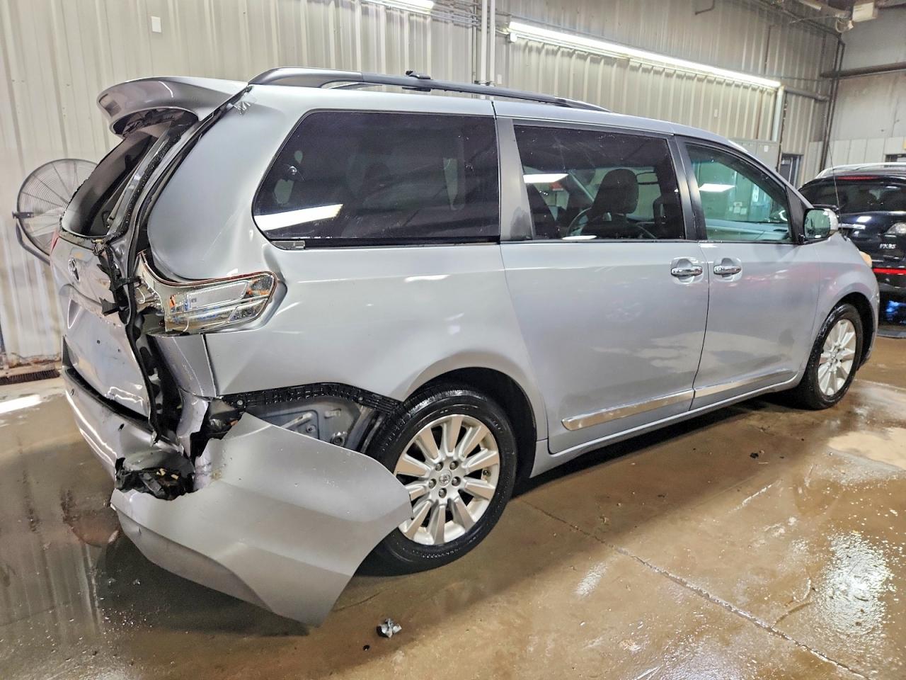 2014 TOYOTA SIENNA XLE photo 3