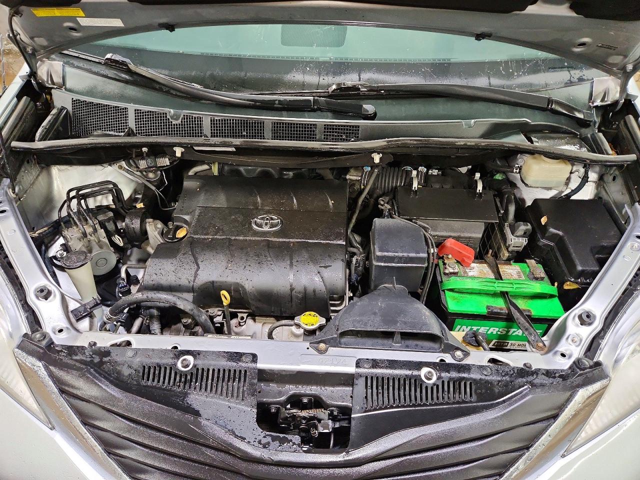 2014 TOYOTA SIENNA XLE photo 12