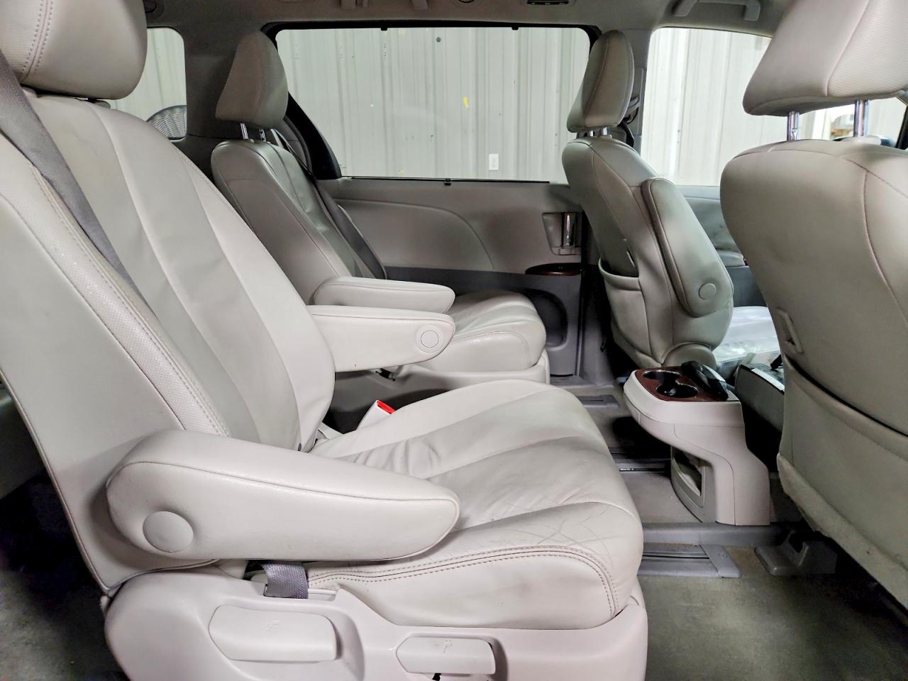 2014 TOYOTA SIENNA XLE photo 11