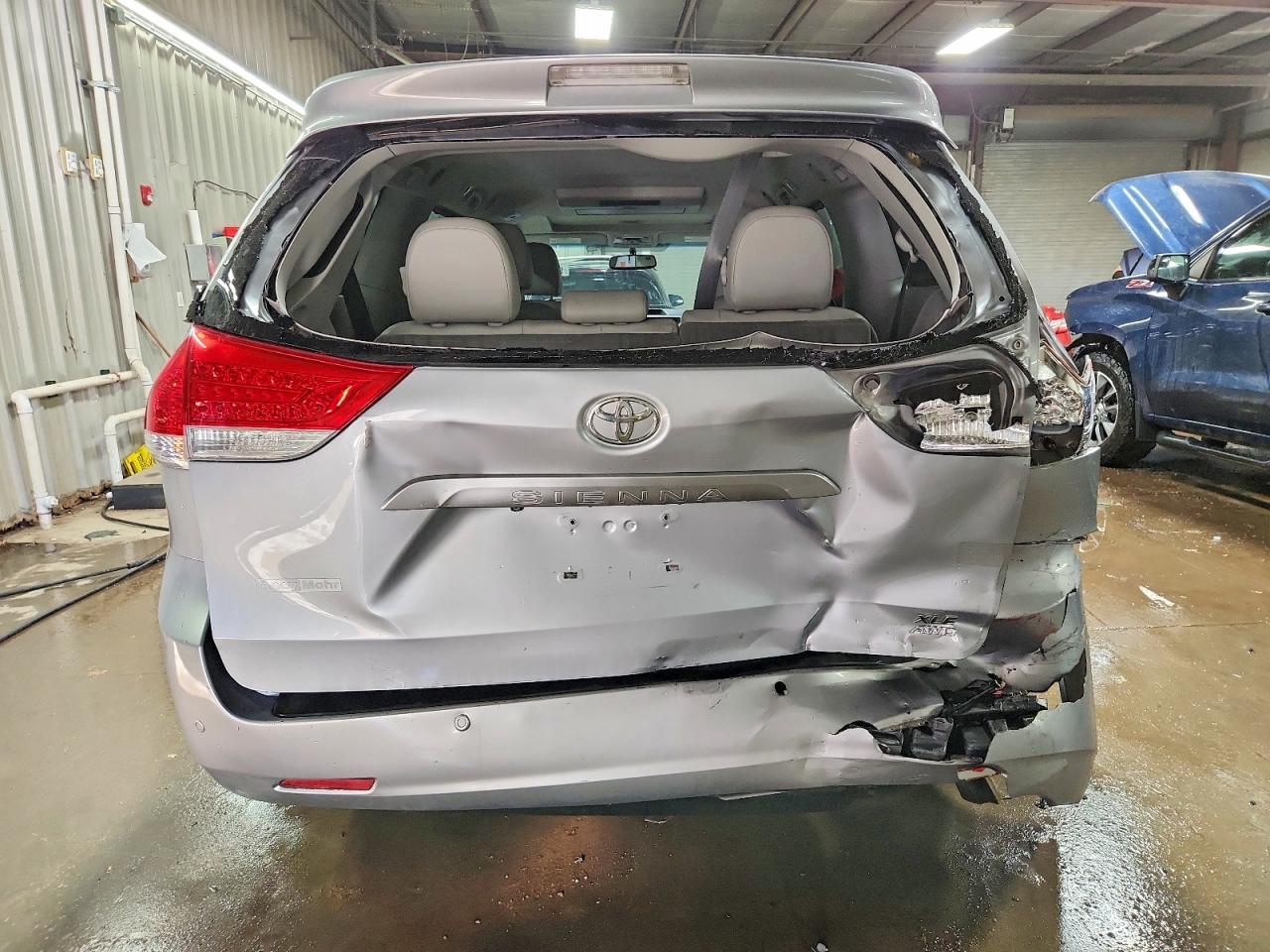2014 TOYOTA SIENNA XLE photo 6