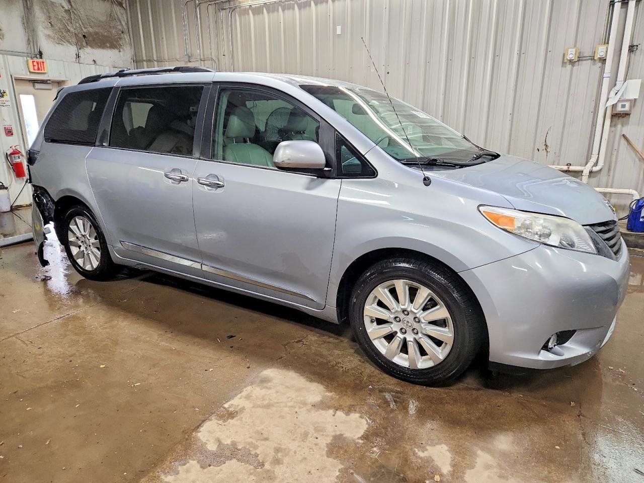 2014 TOYOTA SIENNA XLE photo 4