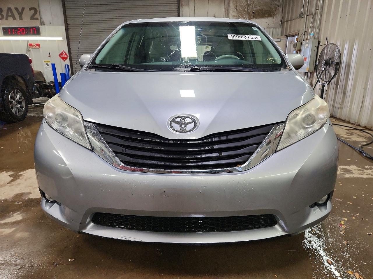 2014 TOYOTA SIENNA XLE photo 5