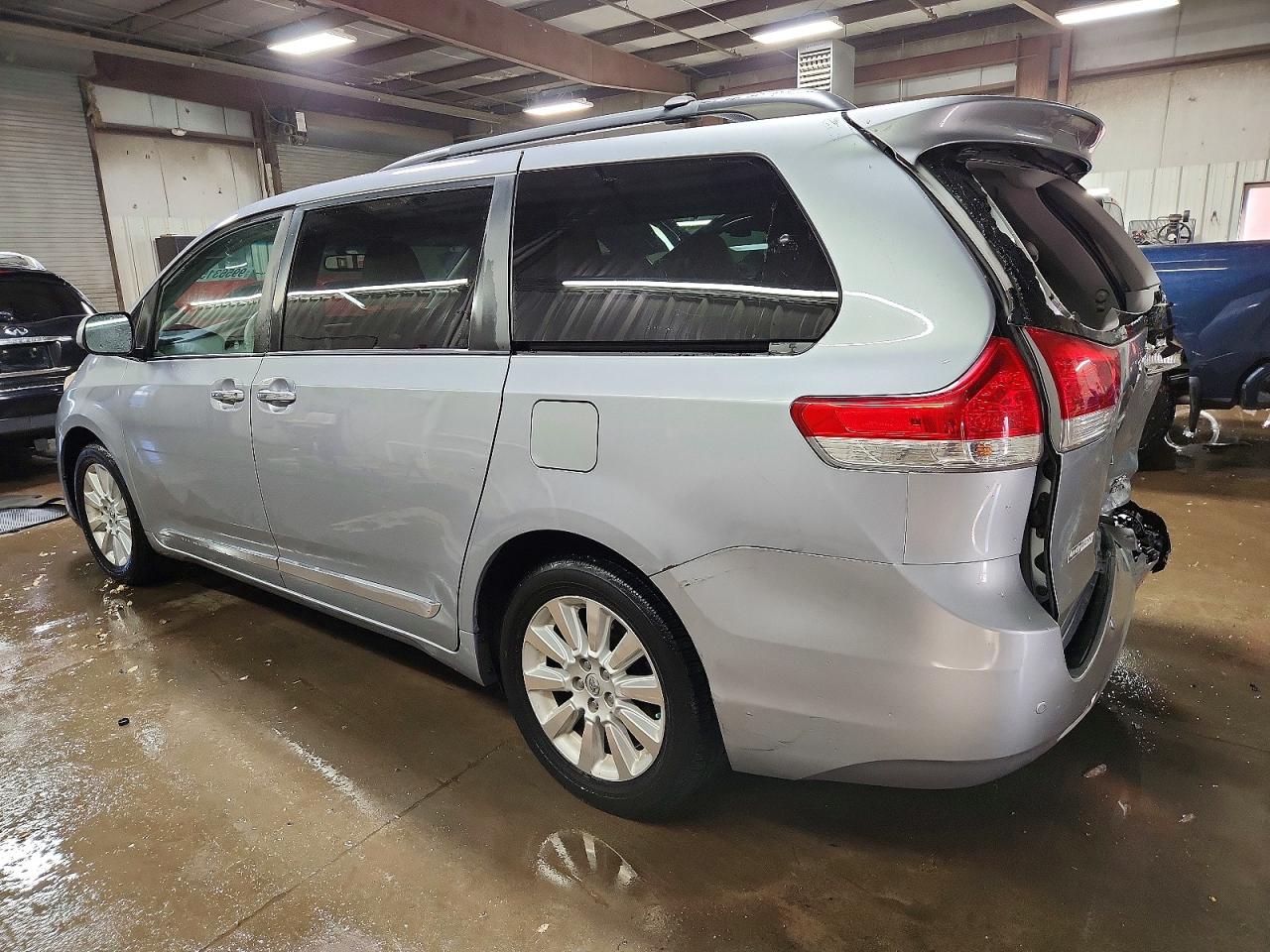 2014 TOYOTA SIENNA XLE photo 2