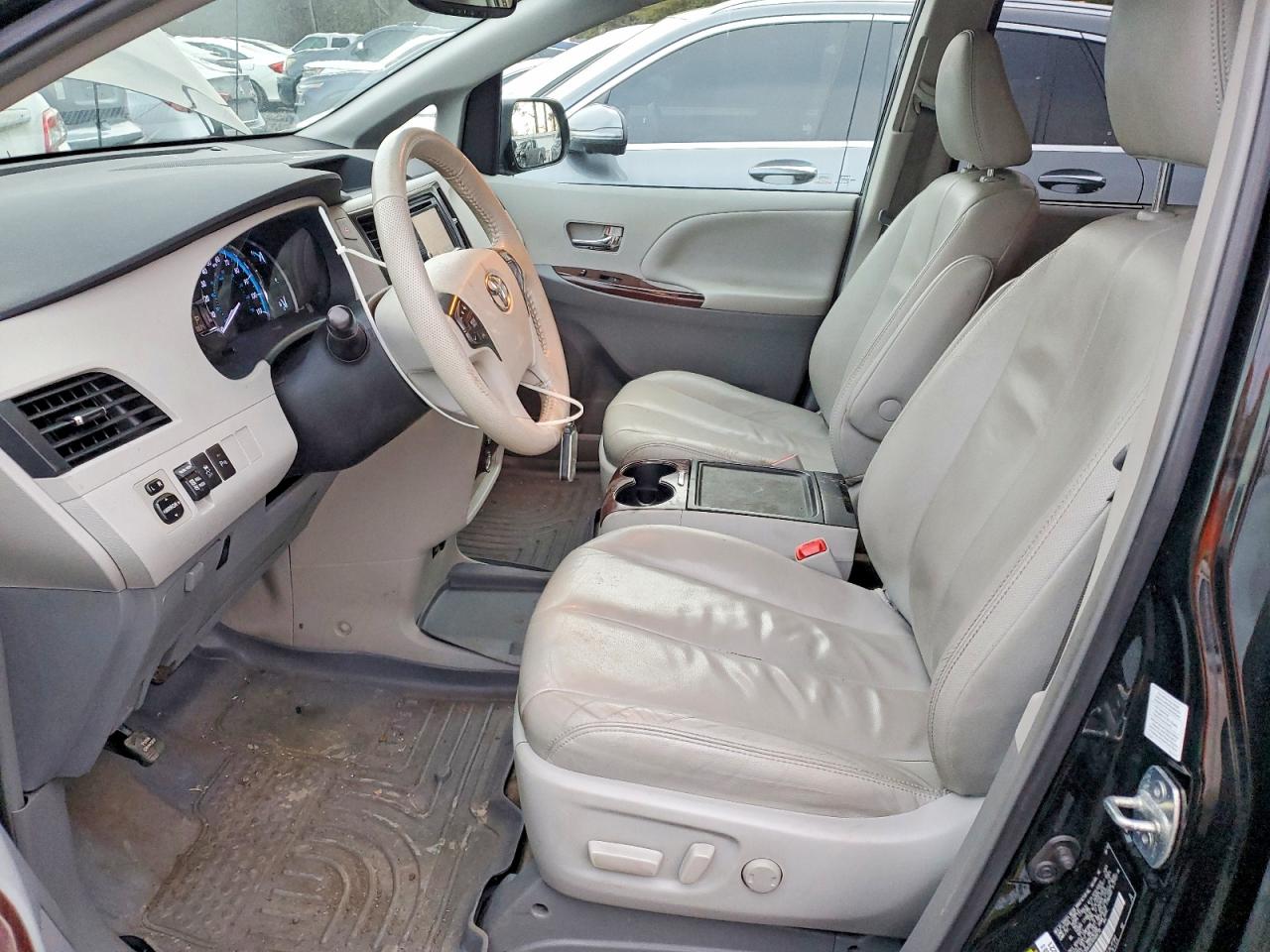 2013 TOYOTA SIENNA XLE photo 7