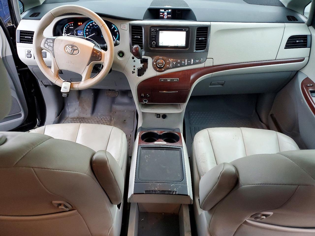 2013 TOYOTA SIENNA XLE photo 8