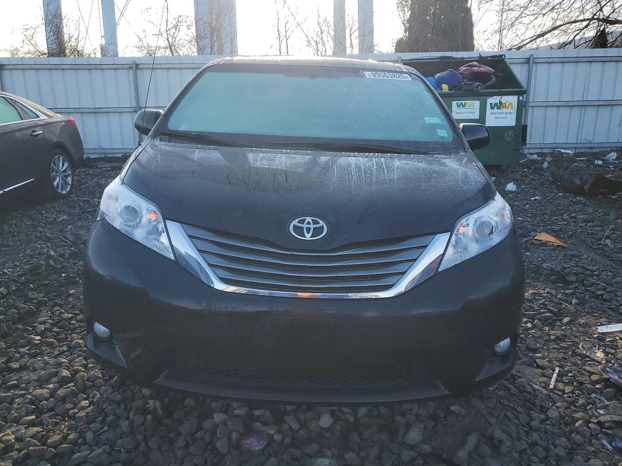 2013 TOYOTA SIENNA XLE photo 5
