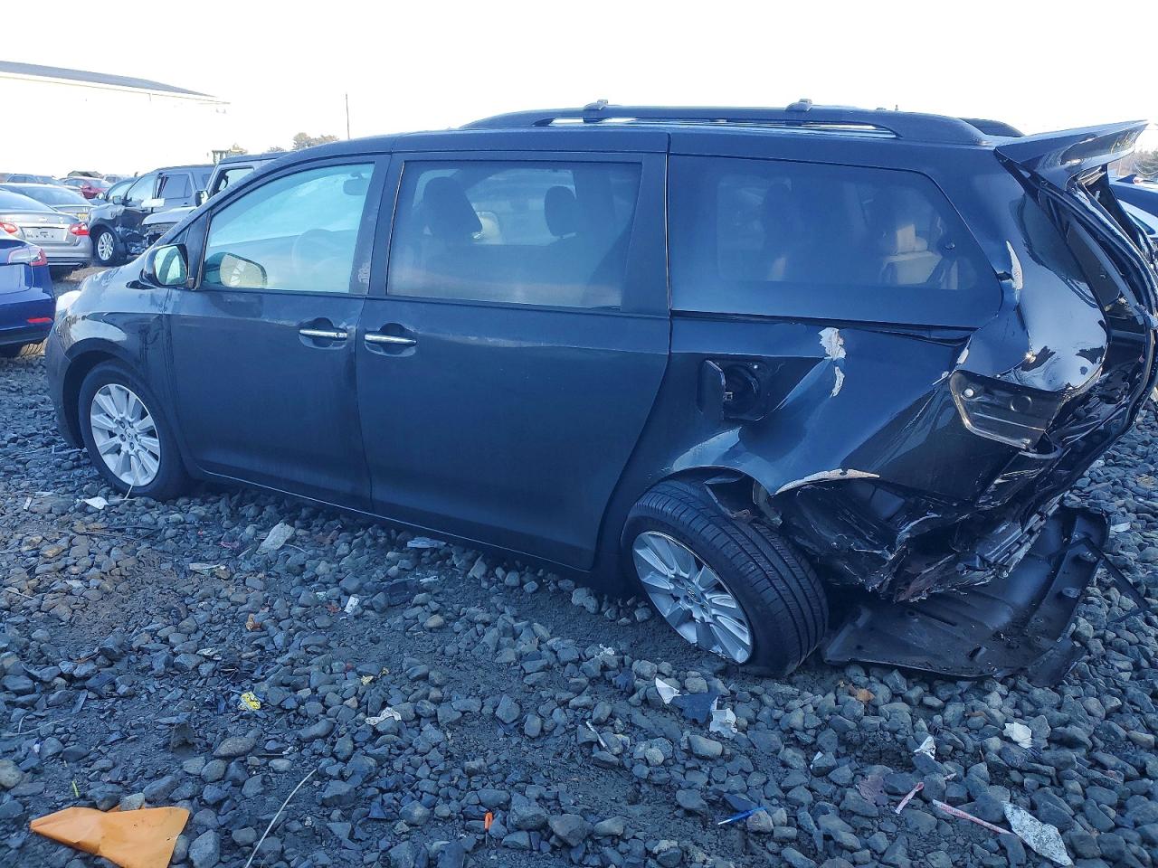 2013 TOYOTA SIENNA XLE photo 2
