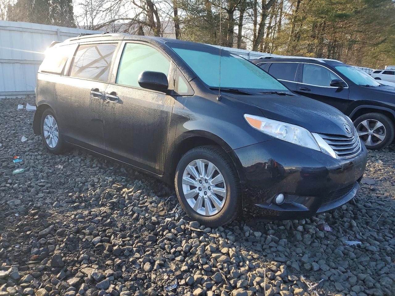 2013 TOYOTA SIENNA XLE photo 4