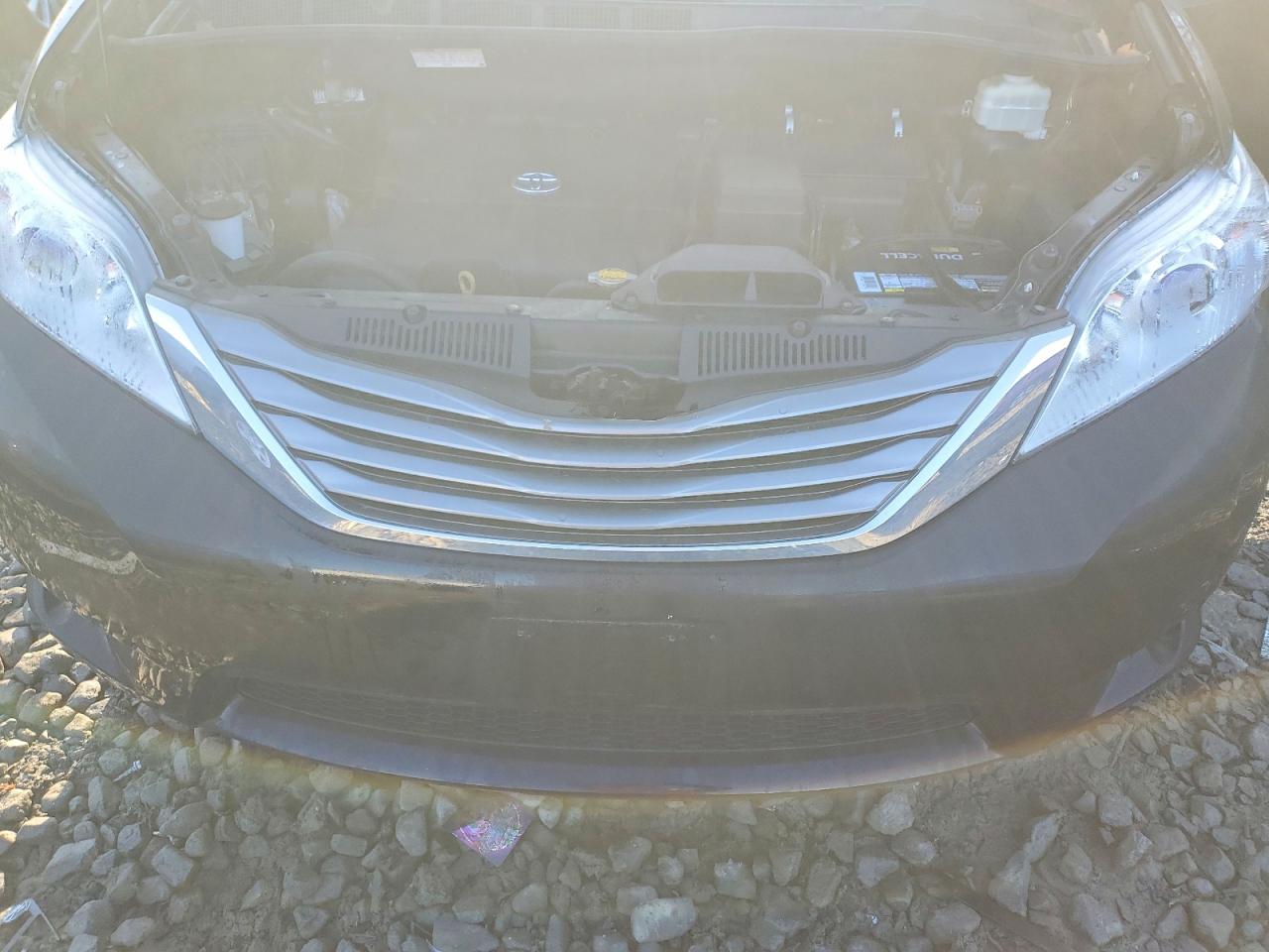 2013 TOYOTA SIENNA XLE photo 12