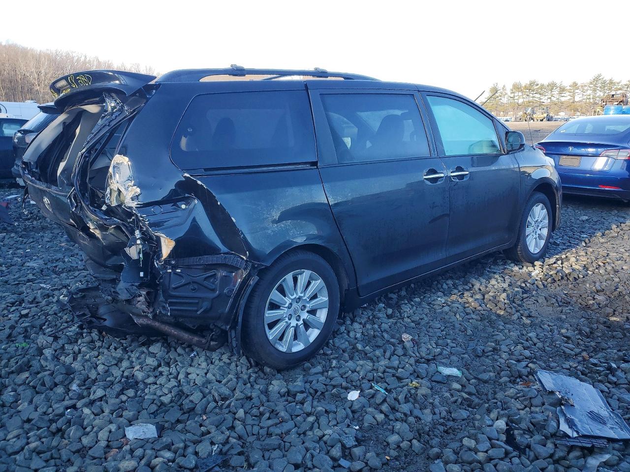 2013 TOYOTA SIENNA XLE photo 3