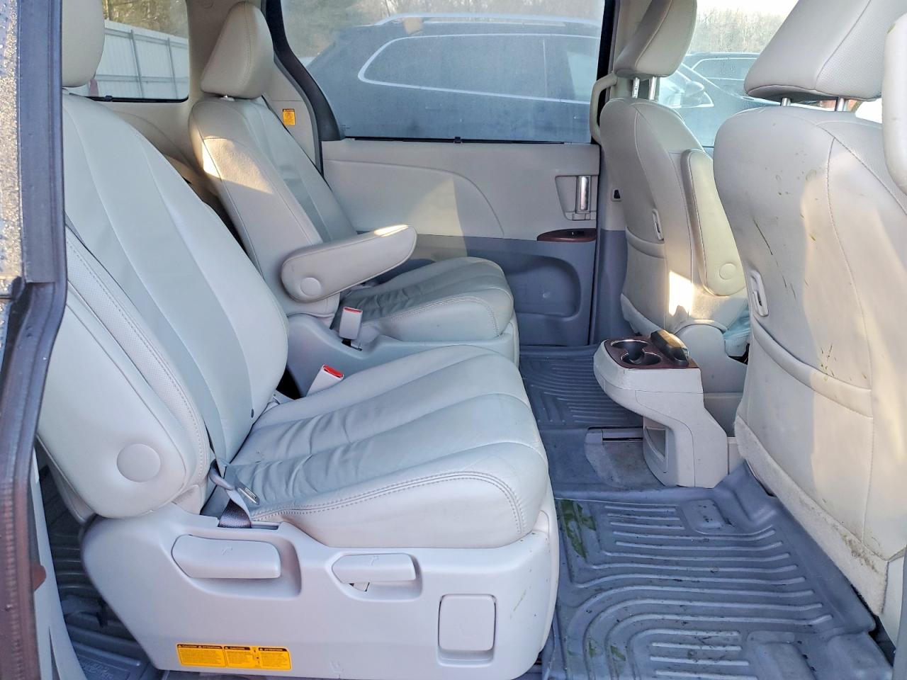 2013 TOYOTA SIENNA XLE photo 11