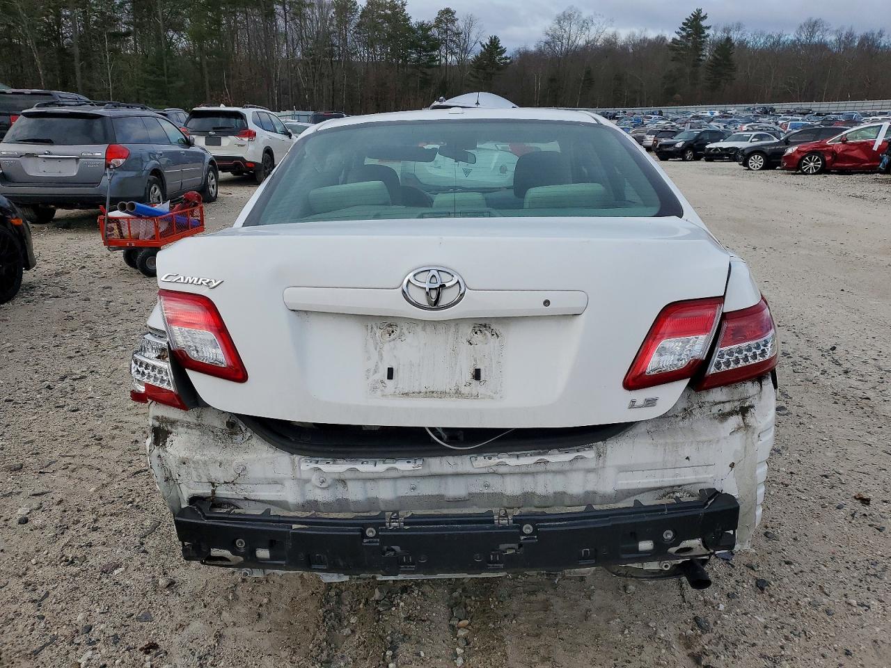 2011 TOYOTA CAMRY BASE photo 6