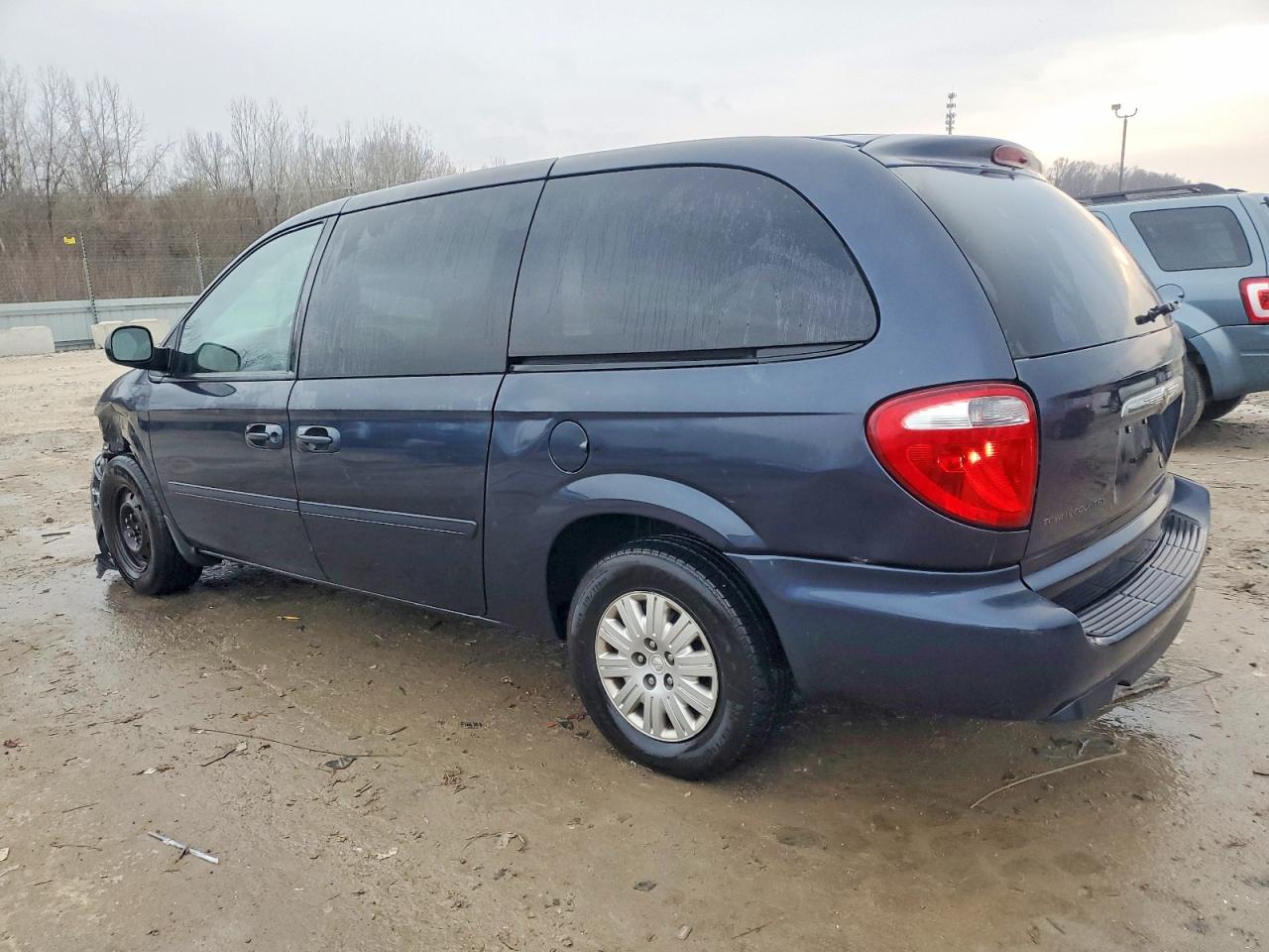2007 CHRYSLER TOWN & COUNTRY LX photo 2