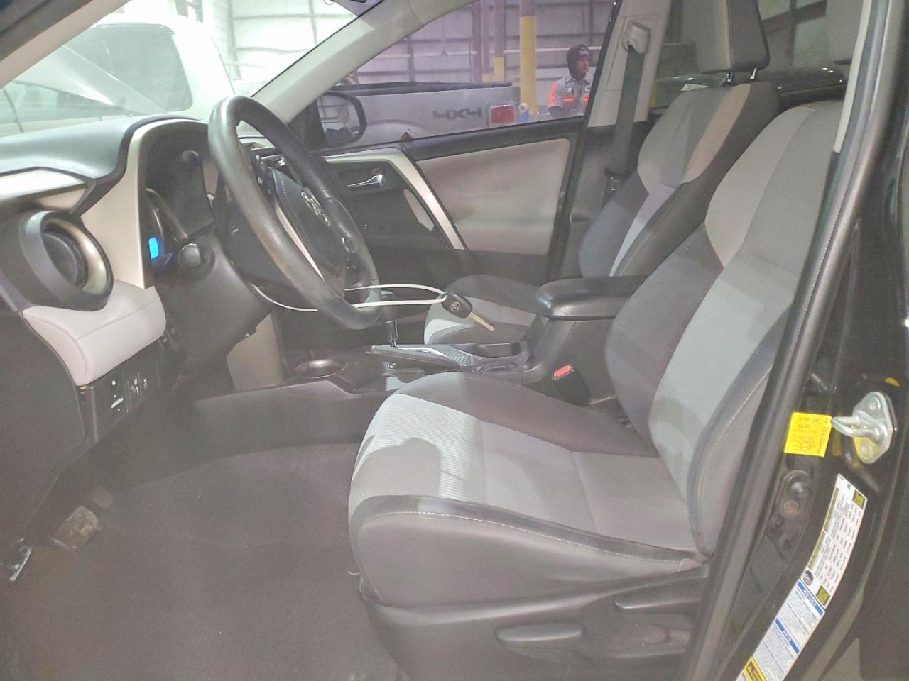 2015 TOYOTA RAV4 XLE photo 7