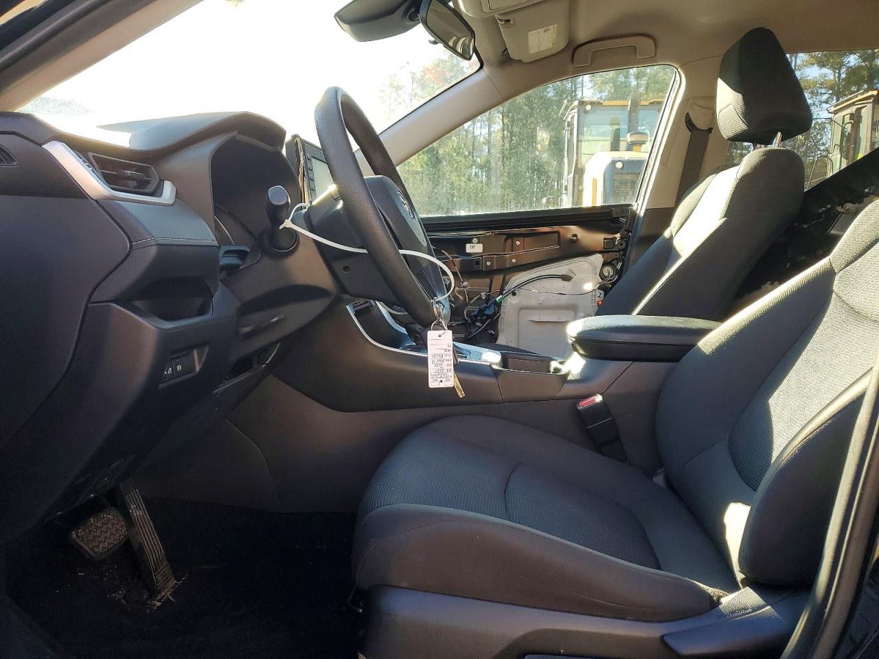 2021 TOYOTA RAV4 LE photo 7