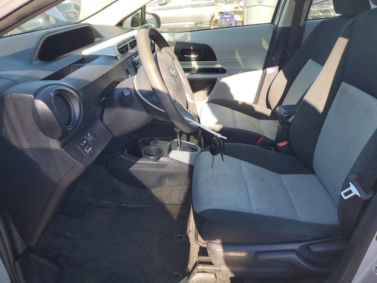 2012 TOYOTA PRIUS C photo 7
