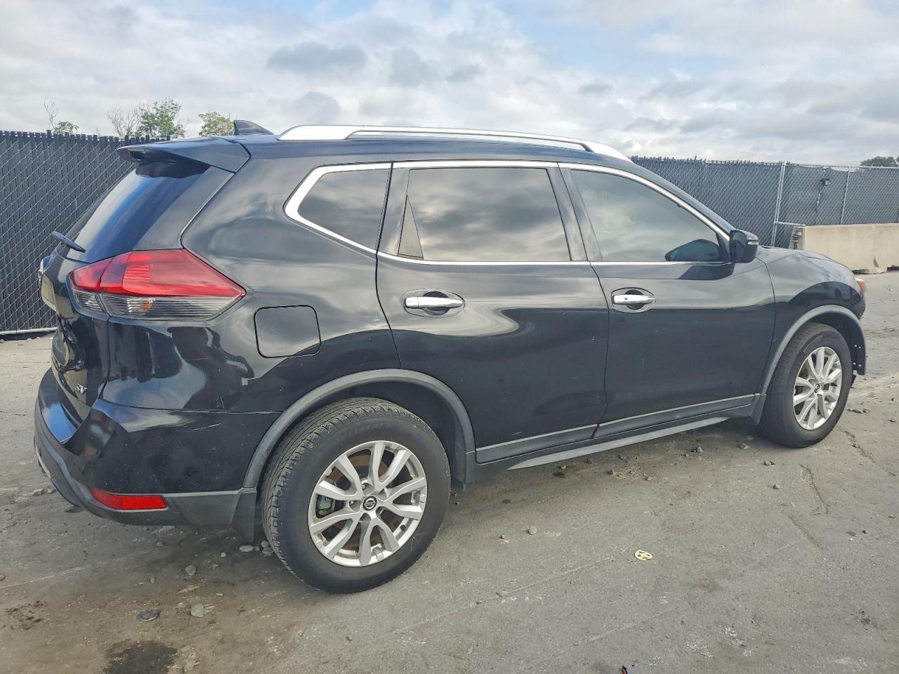 2019 NISSAN ROGUE S photo 3