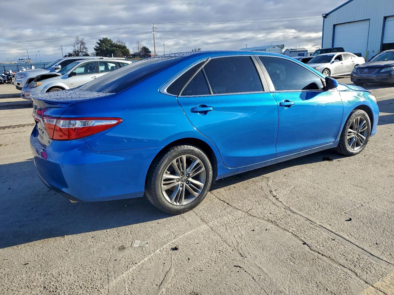 2017 TOYOTA CAMRY LE photo 3
