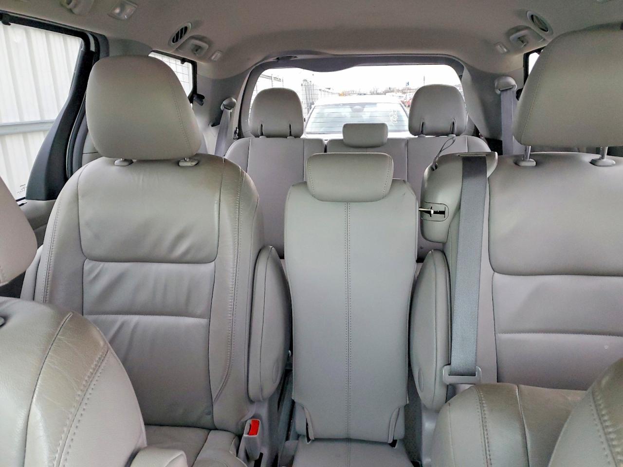 2015 TOYOTA SIENNA XLE photo 10