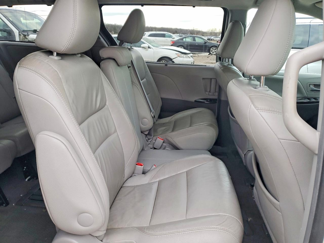 2015 TOYOTA SIENNA XLE photo 11