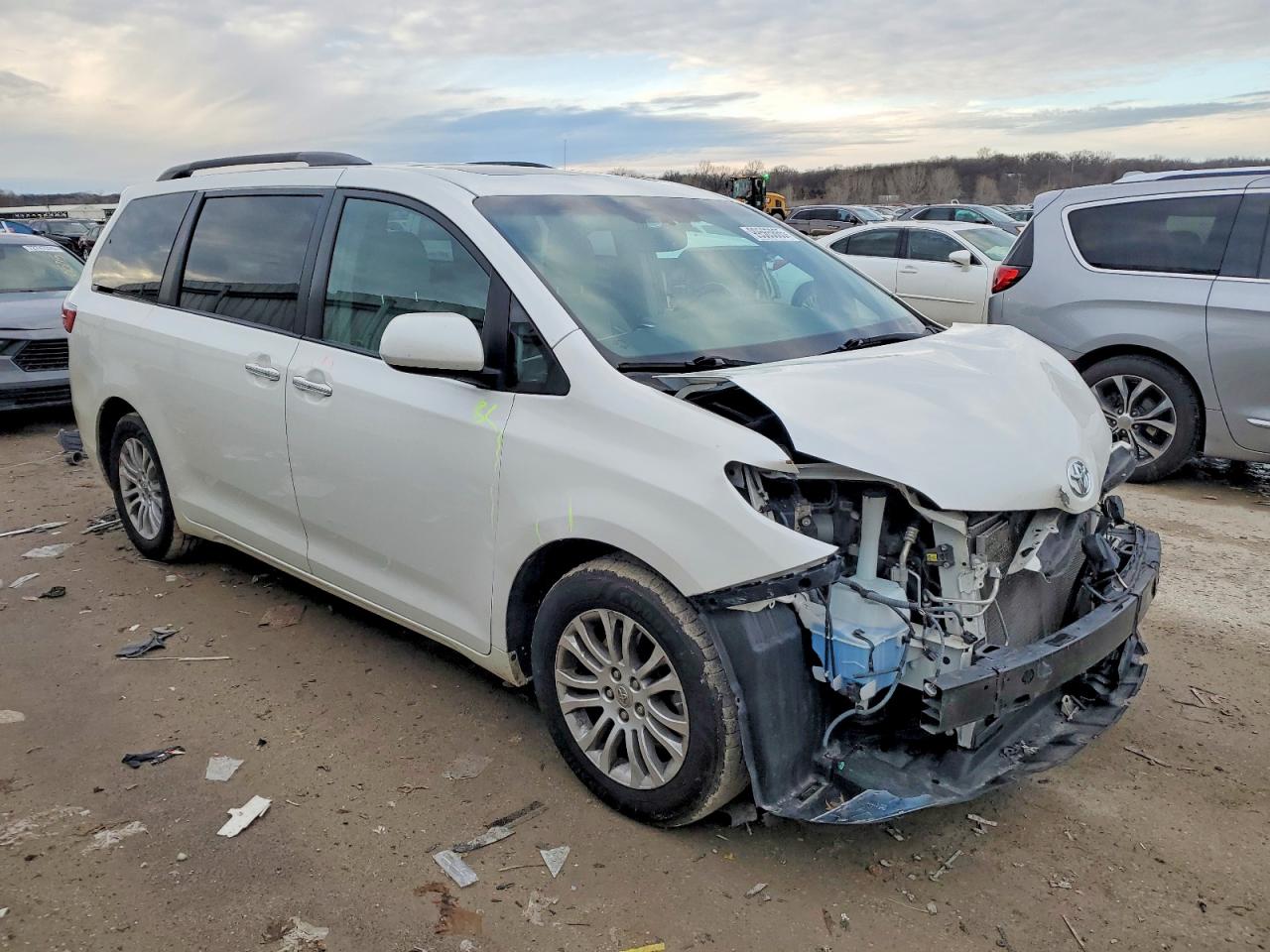 2015 TOYOTA SIENNA XLE photo 4