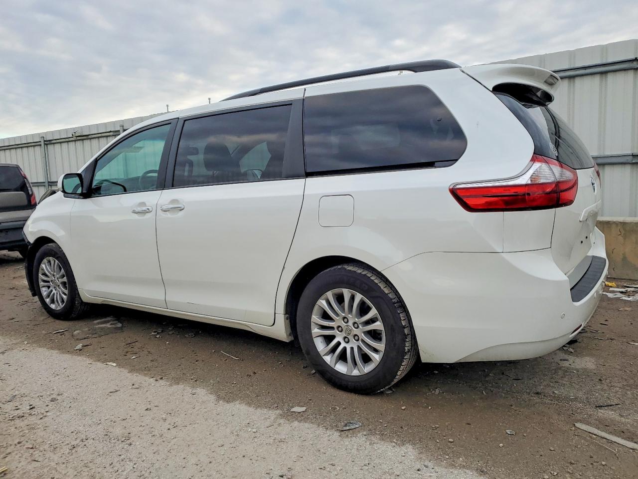 2015 TOYOTA SIENNA XLE photo 2