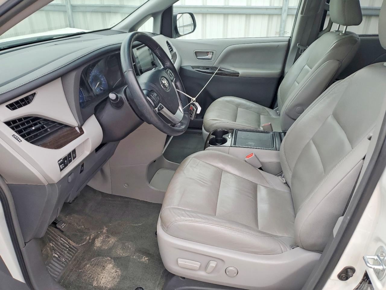 2015 TOYOTA SIENNA XLE photo 7