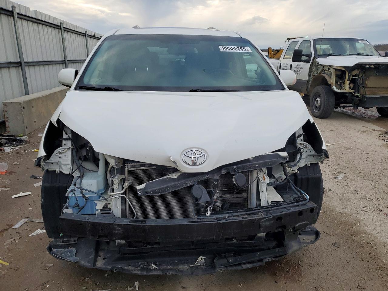 2015 TOYOTA SIENNA XLE photo 5