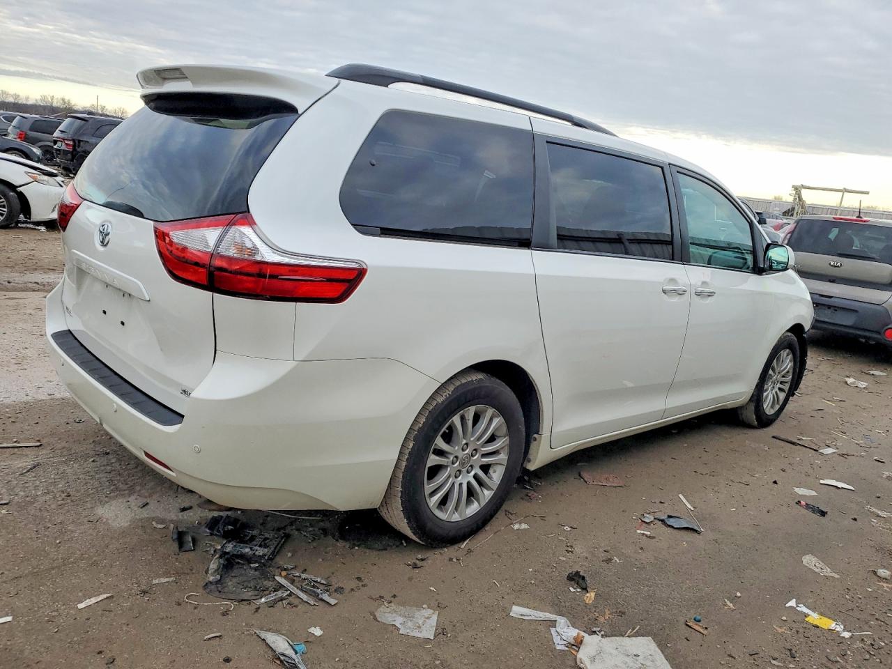 2015 TOYOTA SIENNA XLE photo 3