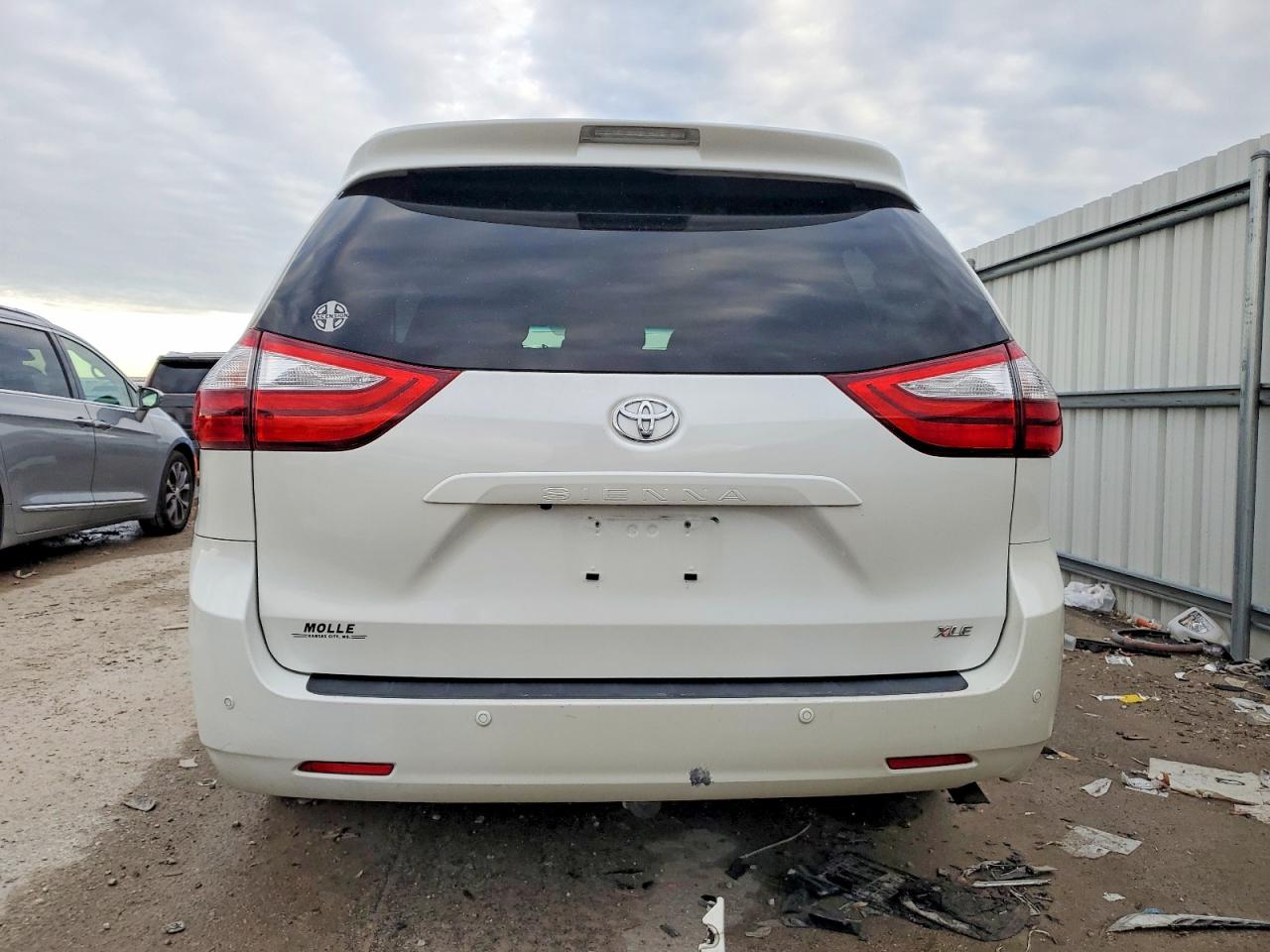 2015 TOYOTA SIENNA XLE photo 6