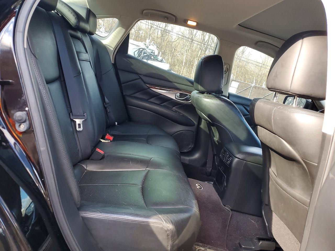 2011 INFINITI M37 photo 10