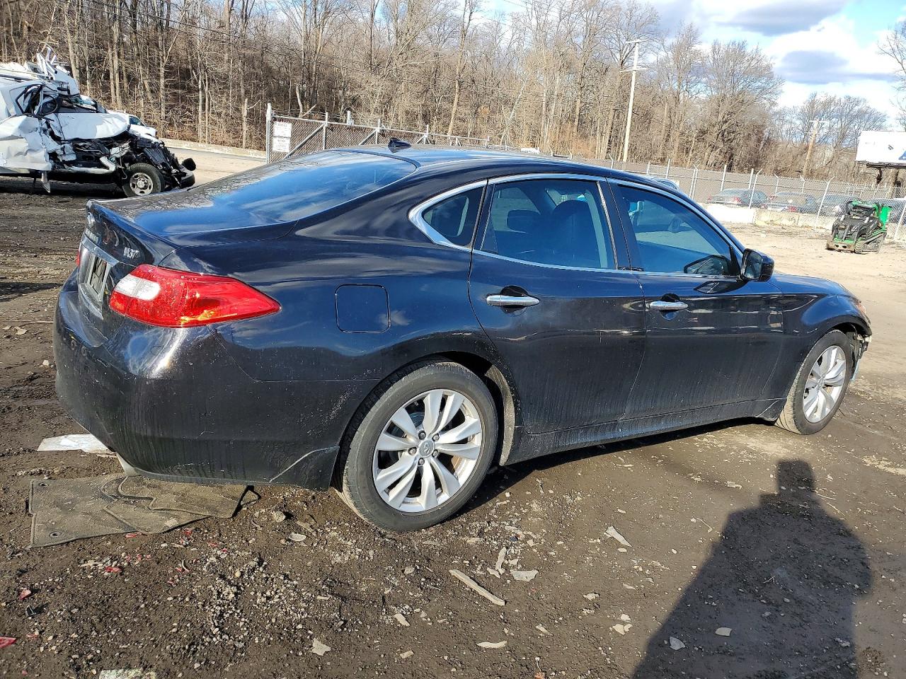 2011 INFINITI M37 photo 3