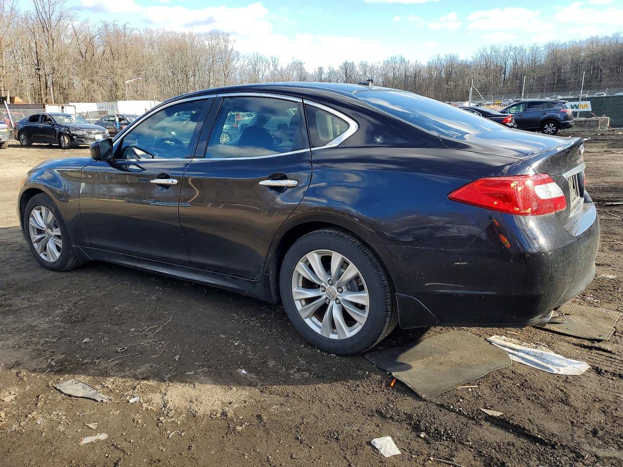 2011 INFINITI M37 photo 2