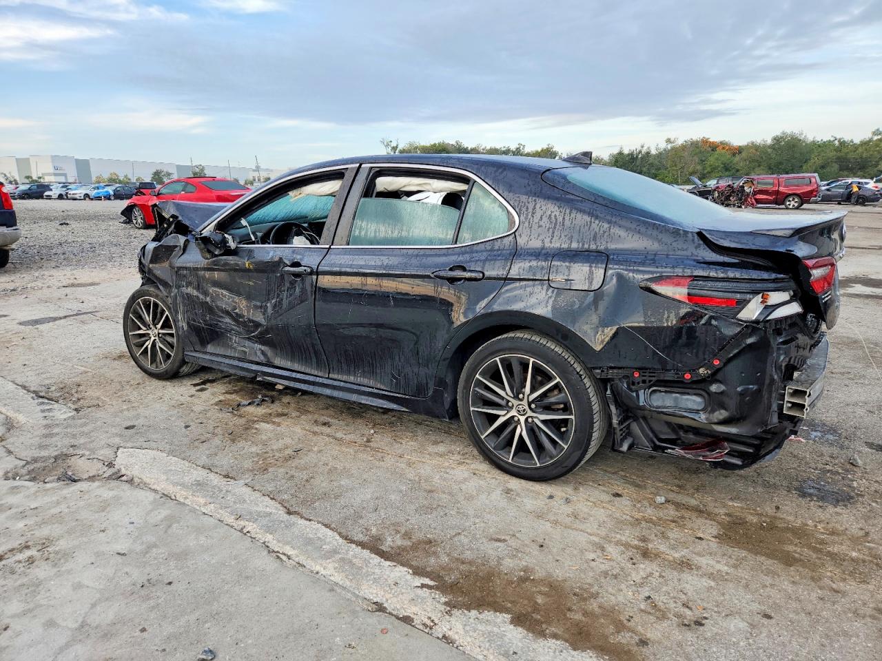 2022 TOYOTA CAMRY SE photo 2